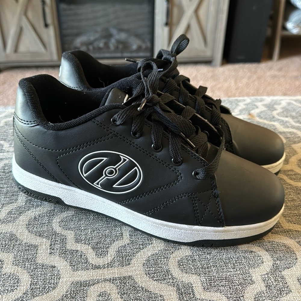Heelys “shoes with wheels” kids size 7